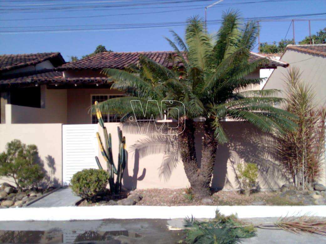 Casa 4 quartos com 2 suítes na parte de fora da casa