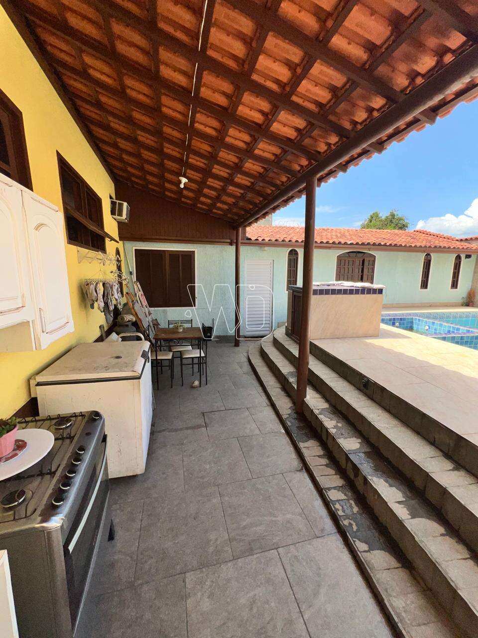 Casa com piscina e loja pronta no Centro de Itaboraí