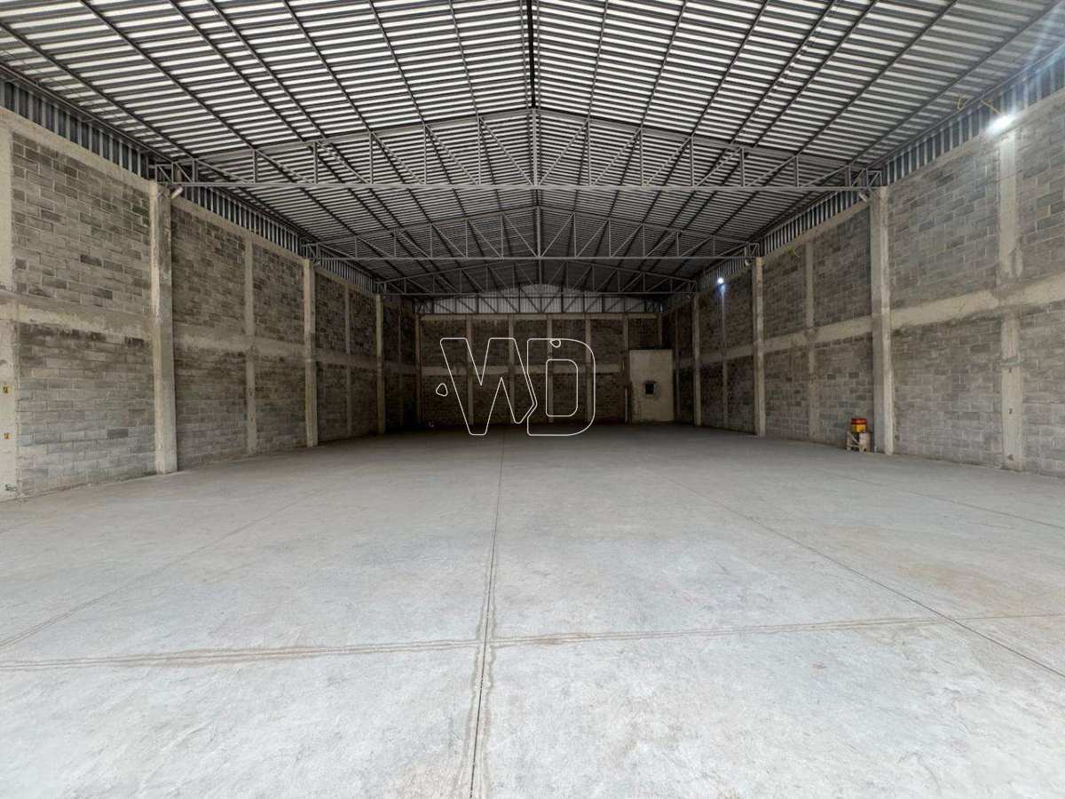 Galpão com portas automáticas sendo 9mts de largura e 4,5mts de altura na 22 de Maio